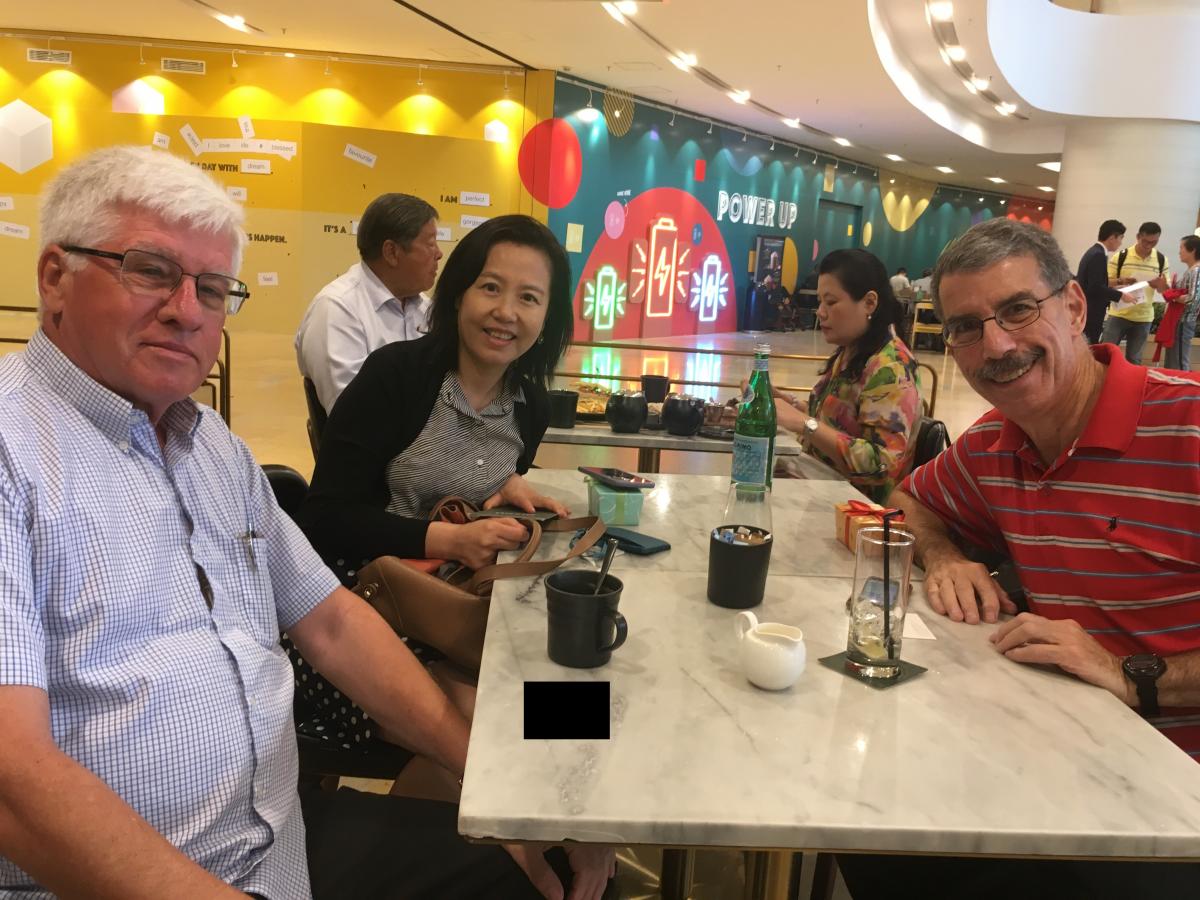Mike Chinoy (rechts) met Yuhong Li (midden) en Jan Servaes (links)