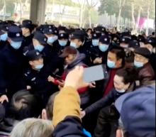 Chinese politie vecht met gepensioneerden die op 15 februari 2023 protesteren tegen medische bezuinigingen | ingang Zhongshan Park in Wuhan